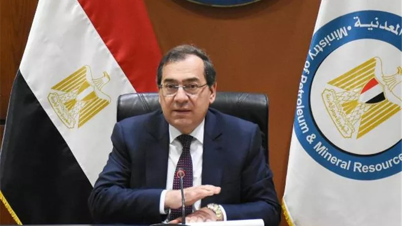 الملا: تنفيذ مشروعات تجريبية لاستخدام الطاقة الشمسية بآبار الإنتاج البترولي