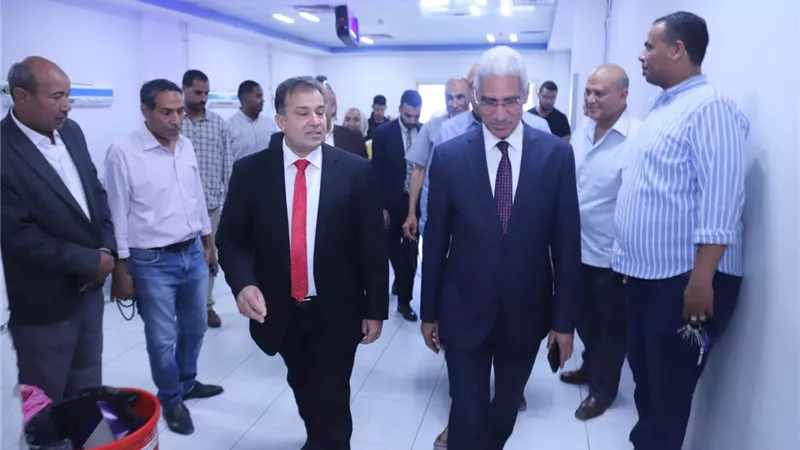 رئيس جامعة جنوب الوادي يزور المستشفيات لتهنئة المرضى بعيد الفطر