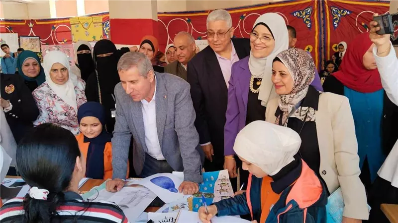 مدير تعليم دمياط يشهد ورش عمل الأنشطة التعليمية