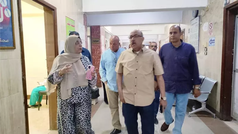 مدير صحة أسيوط يفاجئ العاملين بالمركز الطبي بالوليدية