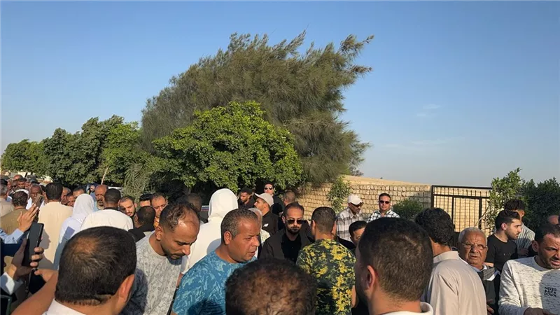 بالدموع.. وليد سليمان يودع والده في مشهد جنائزي مهيب ببنى مزار