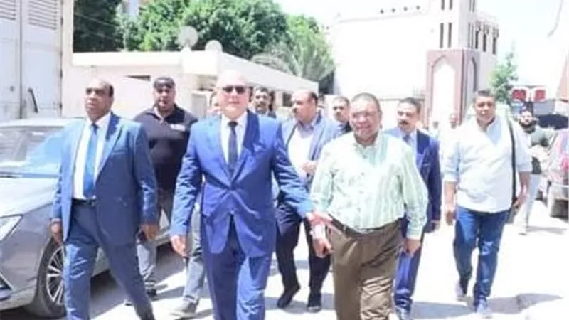 رئيس جامعة سوهاج يستمع الي مطالب واقتراحات المرضي