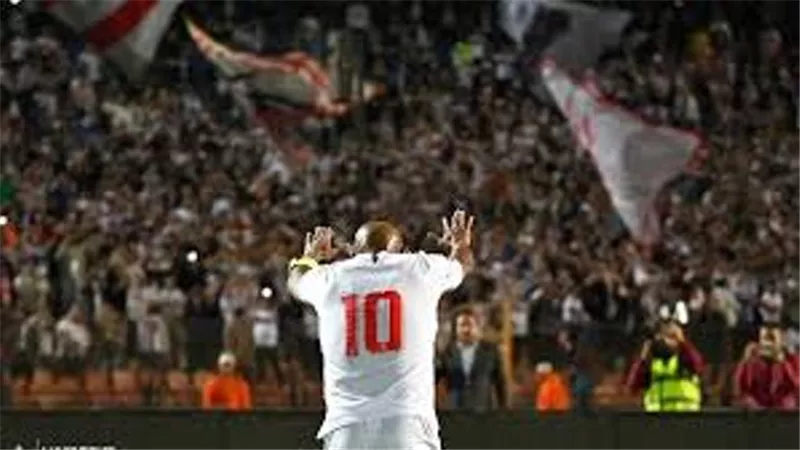 شيكابالا يحتفل مع جماهير الزمالك بالفوز على الأهلي