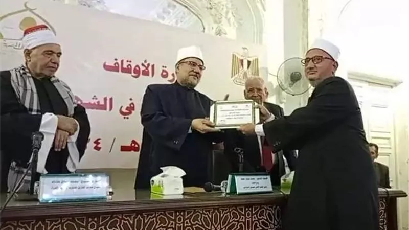 وزير الاوقاف يكرم وكيل وزارة الاوقاف بالمنيا