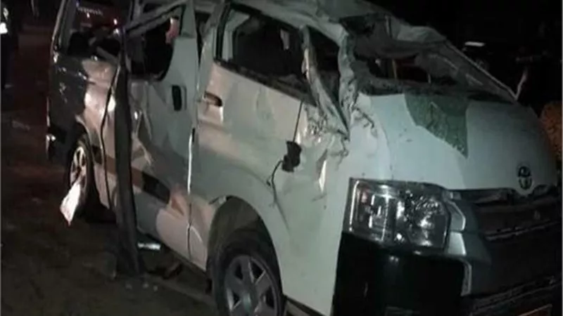 اصابة 18 شخص اثر انقلاب سيارة ميكروباص باسوان