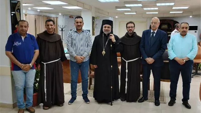 أسباب زيارة وفد كنيسة الكاثوليك لرئيس جهاز مدينة طيبة الجديدة صور