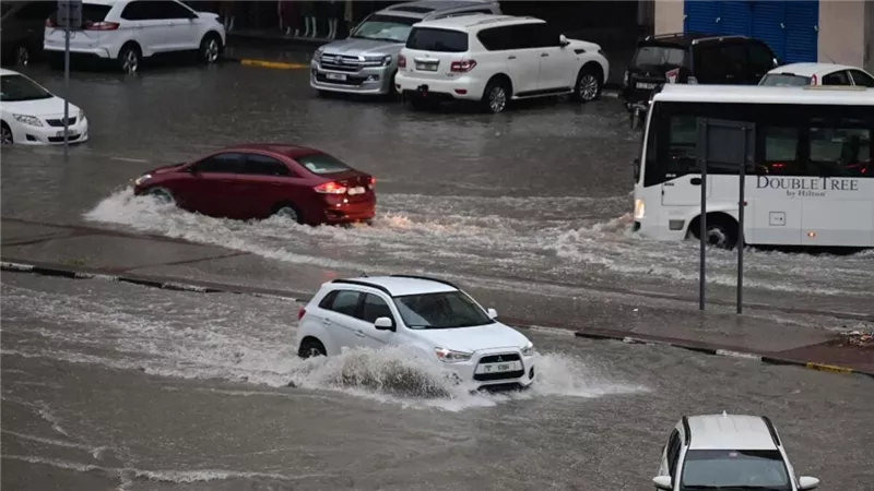 الإمارات.. أمطار غزيرة وسيول وتحويل الدراسة عن بعد