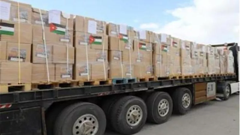 الأردن يسير قافلة مساعدات غذائية جديدة إلى غزة عبر جسر الملك حسين