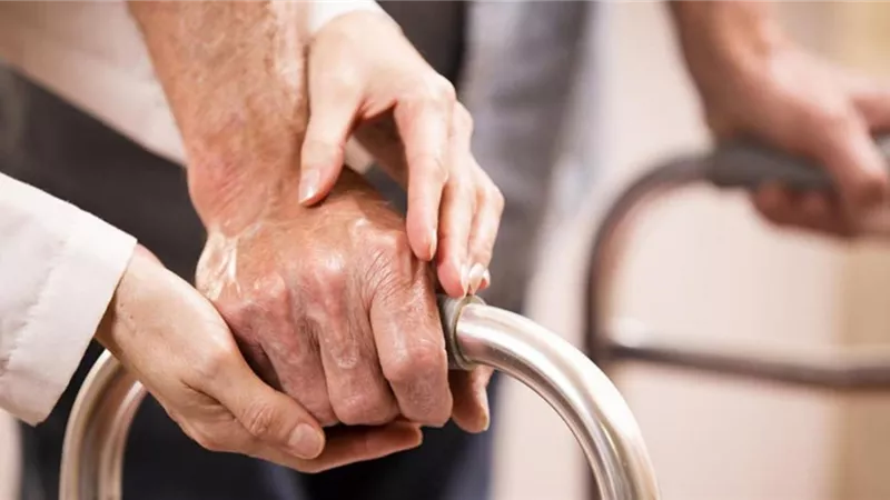 اعفاء المسن الذي ليس لديه مكلف بالرعاية من تحمل تكاليف الإعاشة