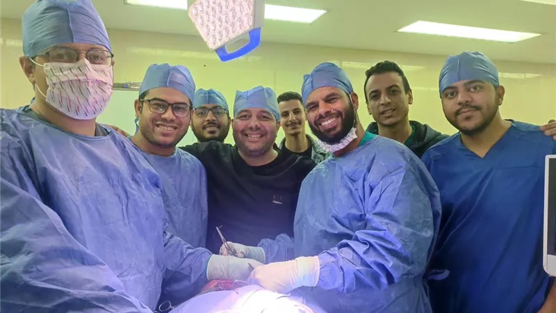 مستشفى سوهاج الجامعي الجديد تنقذ شابًا تعرض لعدة طعنات بالرقبة