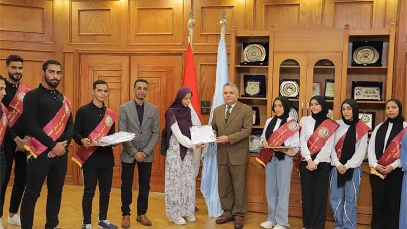 رئيس جامعة السويس يكرم الفائزين بالمسابقات الرمضانية لأسرة طلاب