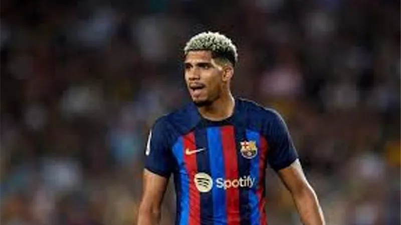 شاهد.. طرد مدافع برشلونة بعد إعاقته لـ باركولا قبل انفراده بالحارس