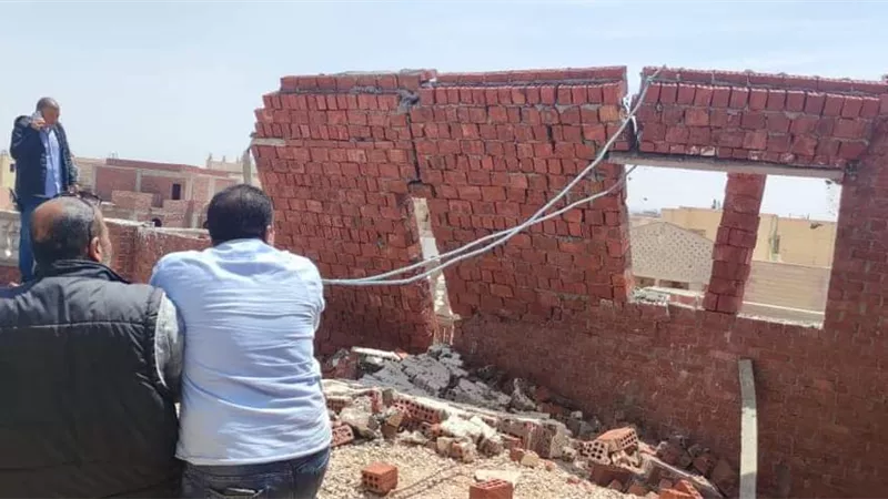 حملات مكثفة لإزالة مخالفات البناء في مدينة العبور.. صور