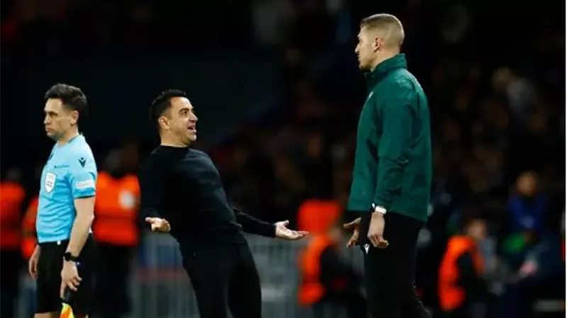 تفاصيل حوار تشافي مع حكم المباراة بعد توديع برشلونة دوري الأبطال