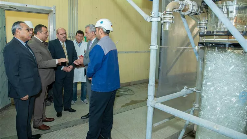 وزير الإنتاج الحربي يتفقد أبو زعبل للكيماويات المتخصصة لمتابعة سير العمل