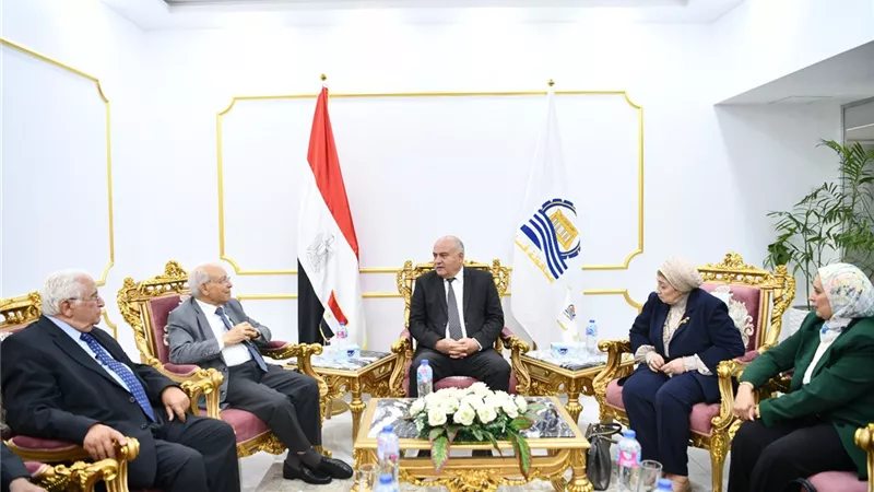 محافظ قنا يستقبل وفدي صناع الحياه وبنك مصر لتنمية المجتمع