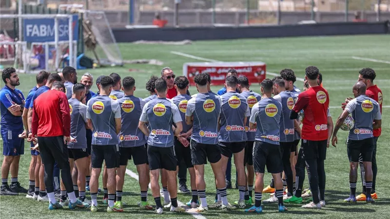 الخطيب يجتمع بلاعبي الأهلي قبل مواجهة مازيمبي