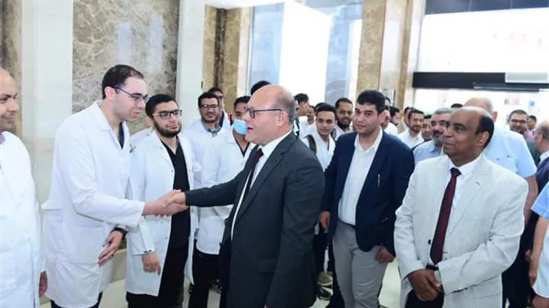 النعماني ..يعقد لقاء مفتوحاً مع الأطباء والعاملين بمستشفى سوهاج