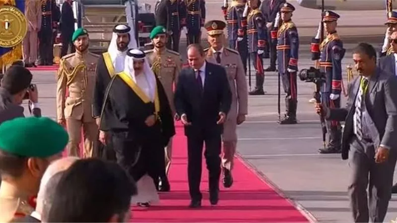 الرئيس السيسي يستقبل العاهل البحرينى في مطار القاهرة