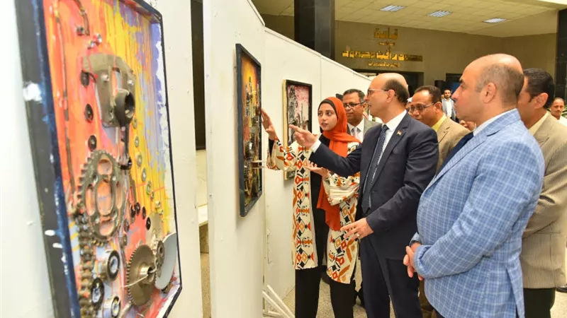 رئيس جامعة أسيوط يفتتح معرضًا فنيا لكلية الفنون الجميلة