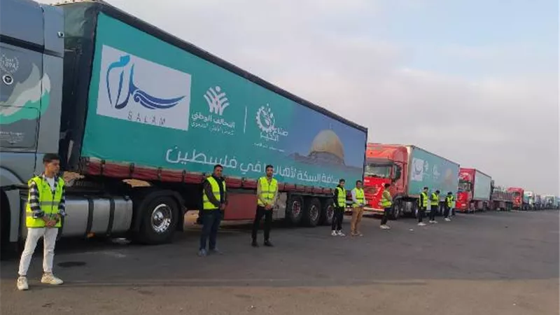 شاحنات مساعدات صناع الخير تعبر معبر رفح