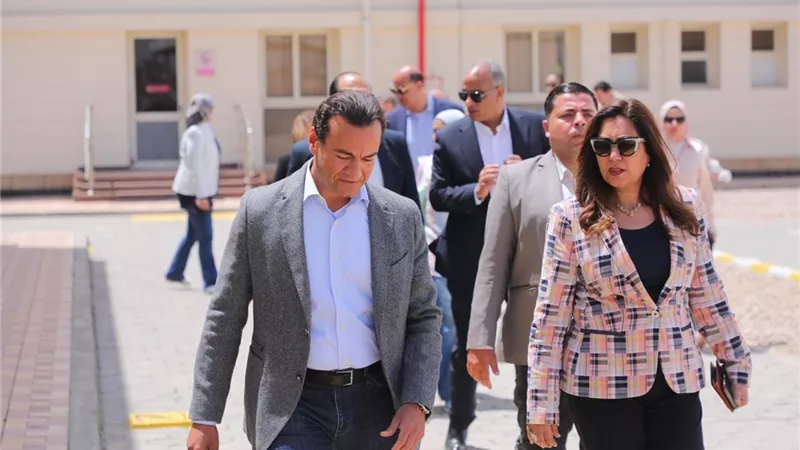 محافظ دمياط وسفراء الدول الأمريكية يتفقدون مصنعي موبكو وميثانكس