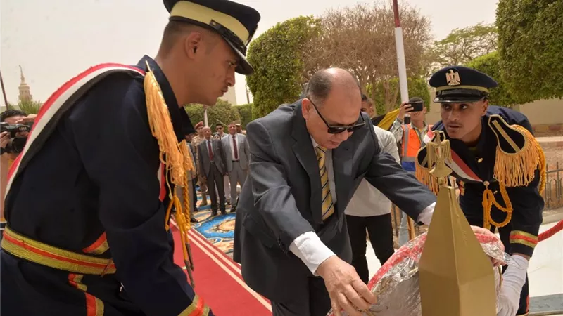 محافظ أسيوط يضع إكليل الزهور على النصب التذكاري لشهداء قرية عدى