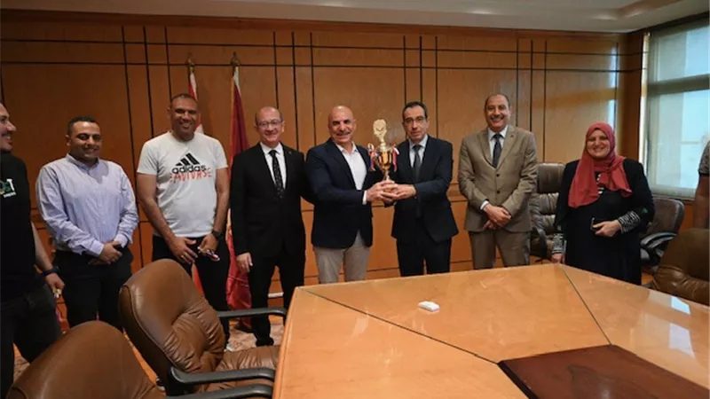 رئيس جامعة الفيوم يكرّم فريق العاملين الفائزين بكأس دورى الاتحاد