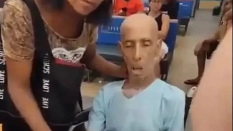 سيدة تصطحب عمها المتوفى ليوقع لها على قرض
