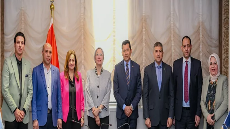 وزيرا الرياضة والبيئة يوقعان بروتوكول تعاون لبناء قدرات الشباب فى العمل البيئي