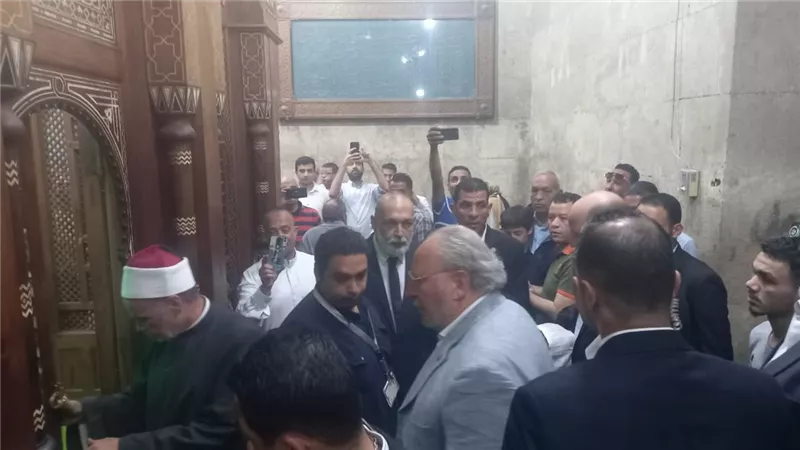 ملك مصر السابق فى زيارة لمسجد الرفاعي