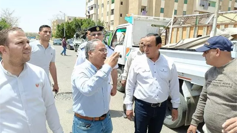 رئيس جهاز الشروق يقود حملة على الإشغالات بالأسواق فى المدينة صور