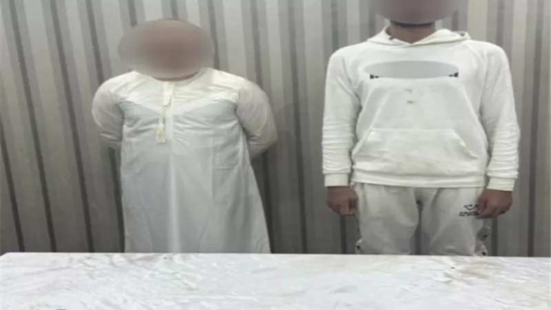 ضبط عاملين لتصنيعهما مخدر 