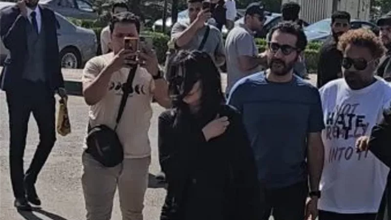 أحمد حلمى ومنى زكى يودعان صلاح السعدني فى مثواه الاخير.. صور