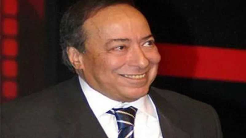صلاح السعدني يشاهد أرابيسك مع أسرة تونسية ويشيد بالفن المصري