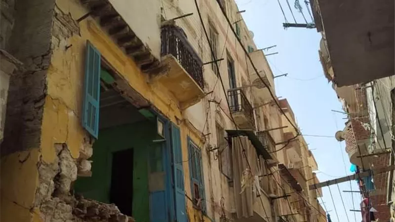 حى الجمارك ينقذ سكان شارع الفهرى باللبان من كارثة