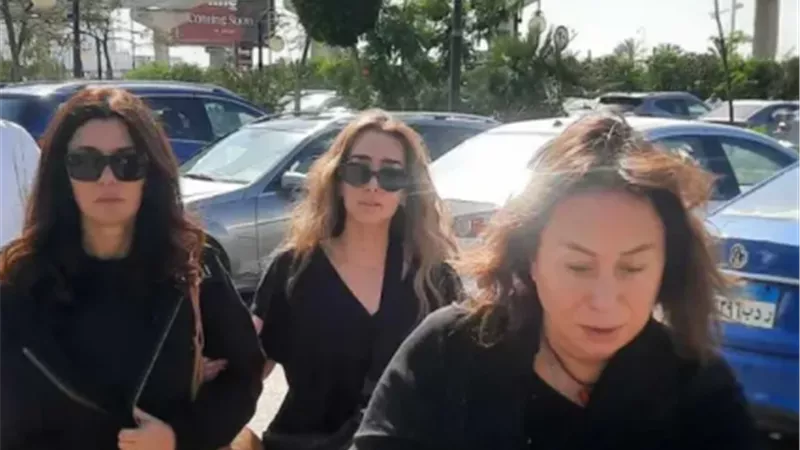 بالصور.. غادة عادل وهنا الزاهد يودعان حسن أرابيسك