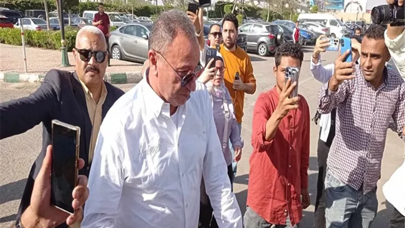 الخطيب يصل مسجد الشرطة ليودع صلاح السعدني لمثواه الأخير.. صور
