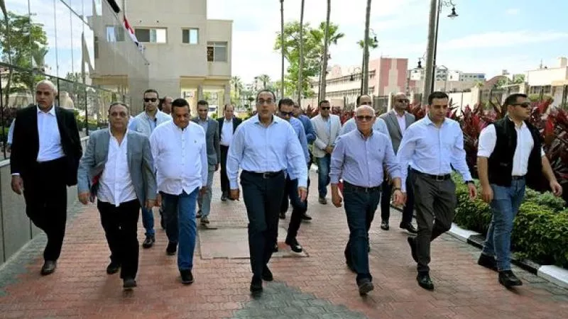 مدبولي تفقد مصنع بيراميدز لإطارات السيارات ببورسعيد