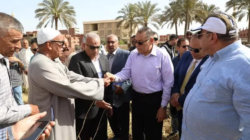 محافظ الشرقية يفتتح موسم حصاد القمح بقرية صفيطه بمركز الزقازيق