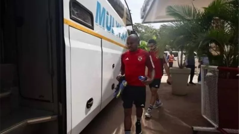 حافلة الاهلي تصل ملعب مازيمبي