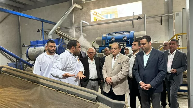 وزير التجارة ومحافظ بورسعيد يتفقدان مصنع ستار للأسماك المدخنة