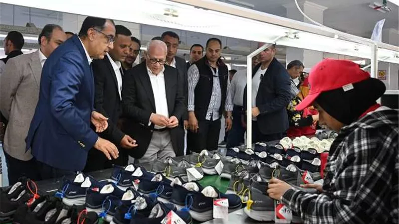 رئيس الوزراء: نقدم دعما كاملا للمستثمر الجاد وشباب المصنعين
