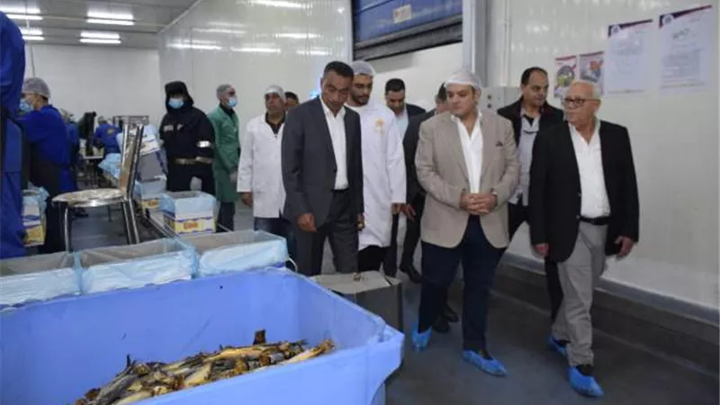 وزير التجارة والصناعة يتفقد مصنع الأسماك المدخنة و الأعلاف