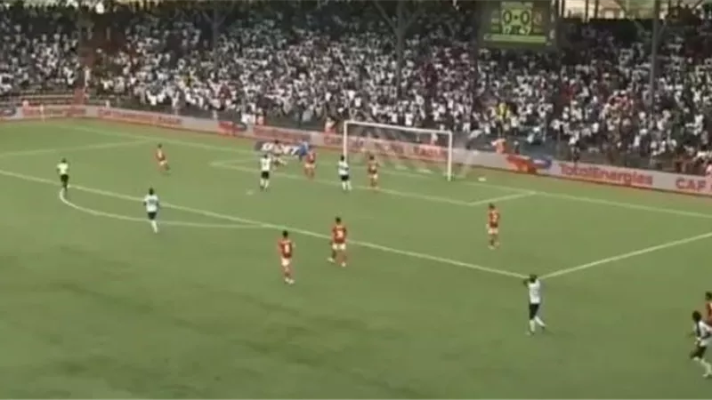 عرضية مازيمبي تسبب خطورة على مرمى الاهلي