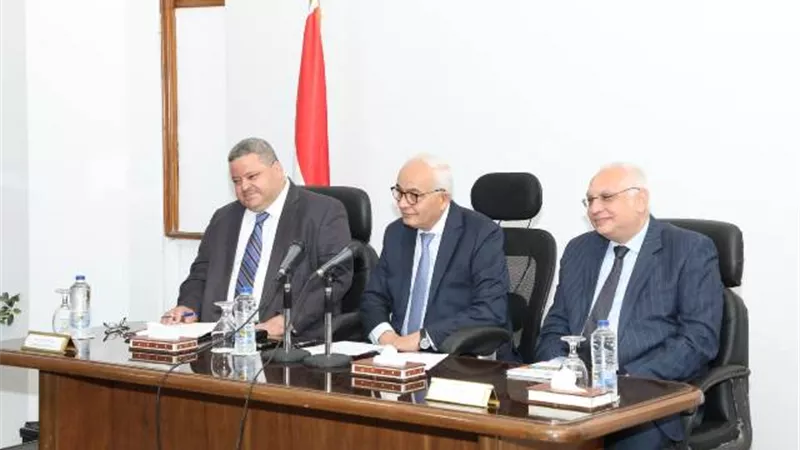 «مكافآت مجزية واجراءات صارمة».. قرارات جديدة بشأن امتحانات الدبلومات الفنية 2024