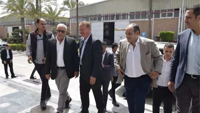 وزير التجارة والصناعة يتفقد مصنعًا للدهانات ببورسعيد