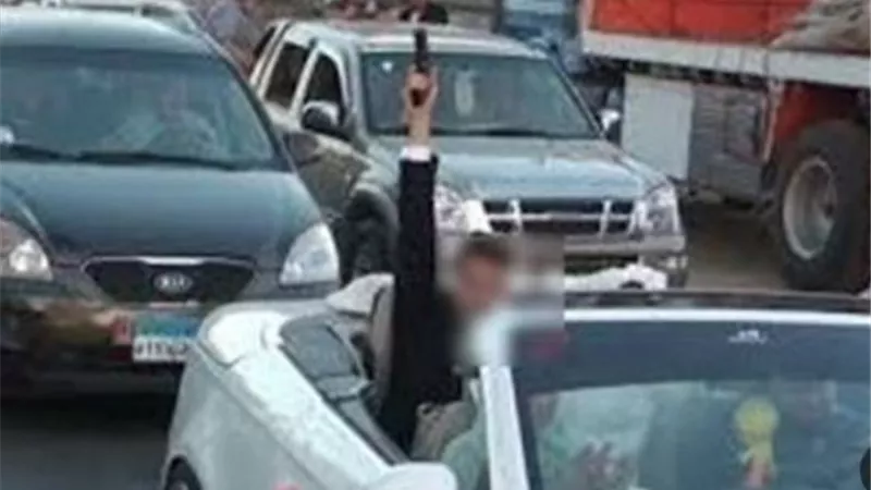 الفيديو كشفه.. ضبط عريس أطلق أعيرة نارية فى الهواء ابتهاجًا بحفل زفافه