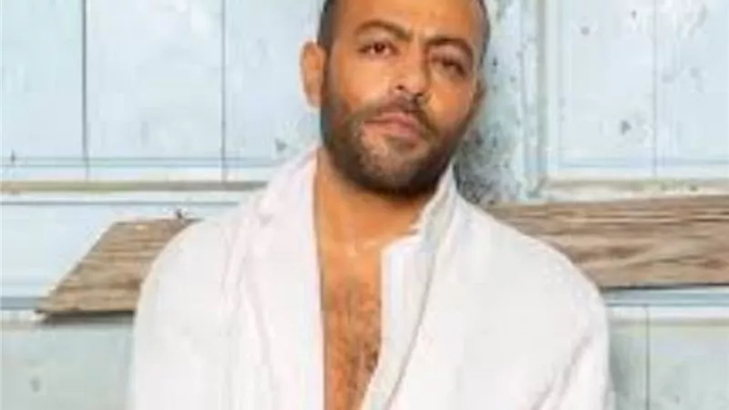 تامر عاشور يشوق جمهوره بمفاجأت جديدة فى ألبومه الجديد