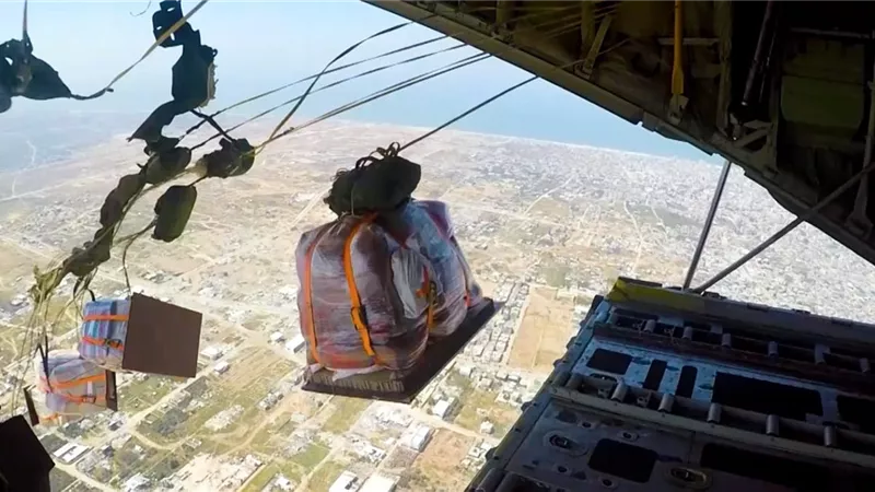 مصر تكثف أعمال الإسقاط الجوى اليومى للمساعدات الإنسانية والإغاثية على شمال قطاع غزة